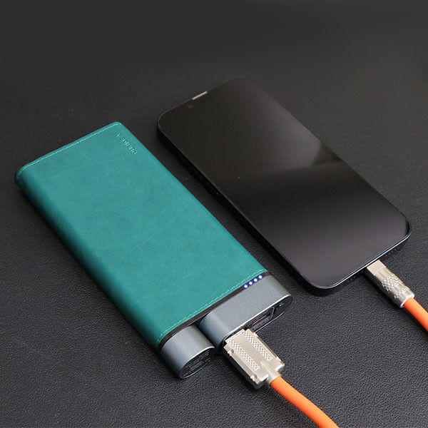 Effiziente 10000mAh Powerbank mit Metallschalen und 3 Ports - Laden Sie jedes USB-C Gerät auf!