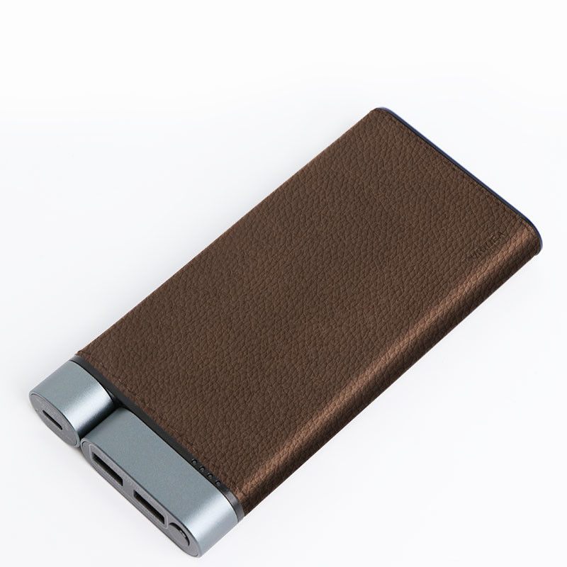 10000mAh Power Bank Metall Schalen Leder Finish 2pcs USB-A 1pc Typ-C Ports