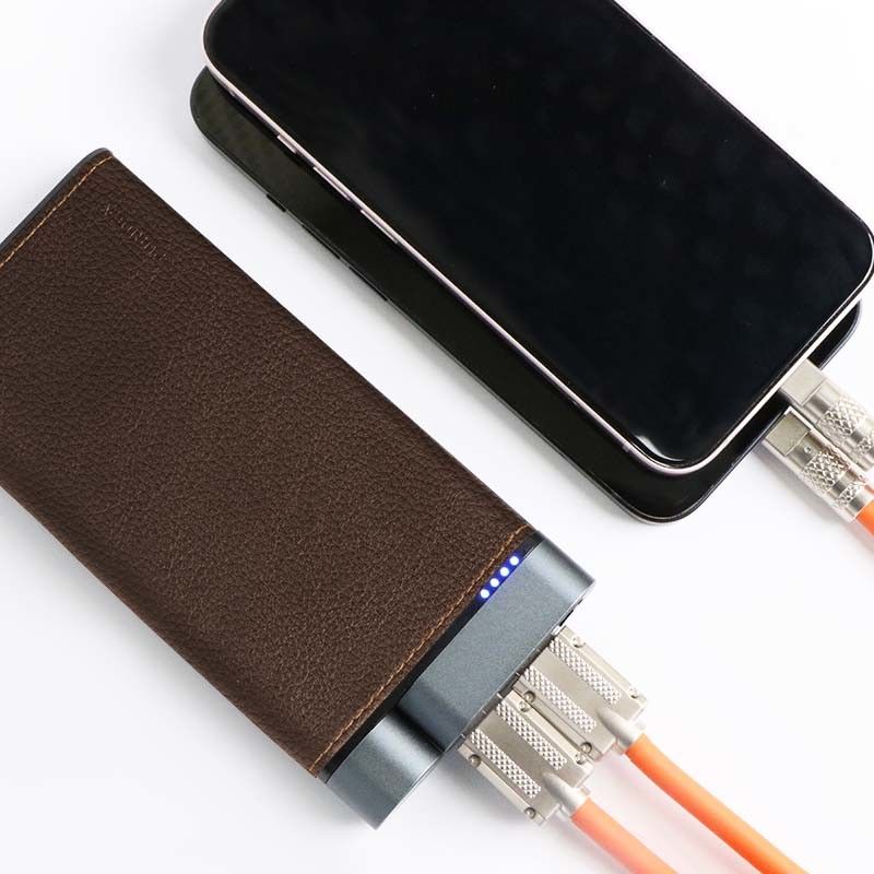 10000mAh Power Bank Metall Schalen Leder Finish 2pcs USB-A 1pc Typ-C Ports